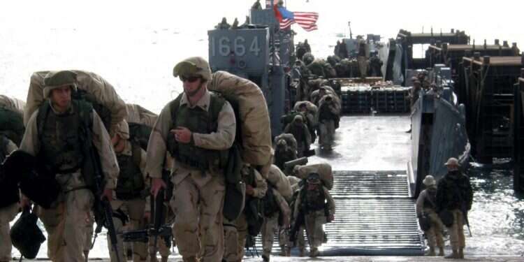 חיילים אמריקנים פורקים ציוד לקראת הפלישה לעיראק, 2003. צילום: AFP "אין ציונות דתית של ימינו בלי הרב קוק"