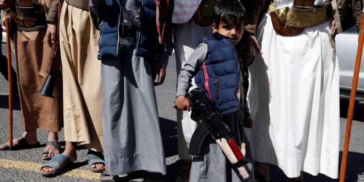 בסחיטה ואיומים: אלפי ילדים מגויסים ללחימה בתימן