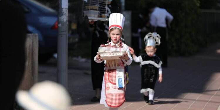 פורים בבני ברק. צילום: EPA