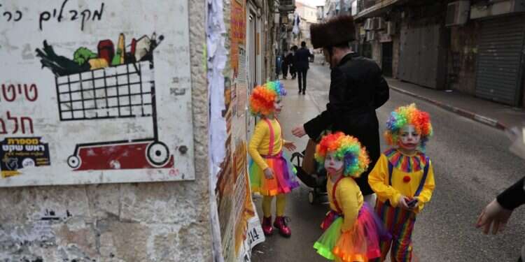 שינוי בנוף התחפושות בקרוב?פורים בשכונה חרדית בירושלים. צילום: EPA