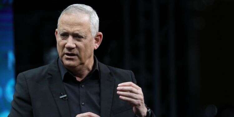 שר הביטחון בני גנץ. צילום: EPA מהקומוניזם ועד כחול לבן: השמאל לא תמיד רוצה לעזור לחלשים