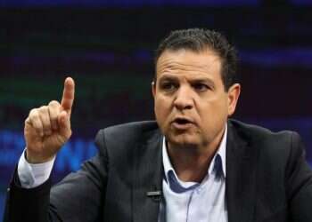 בשמאל חיכו שאיימן עודה יצטרף למחאה, אבל הוא העדיף לעלות לקבר הדיקטטור הנערץ