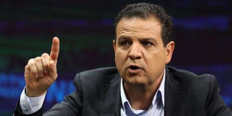 איימן עודה. צילום: EPA בשמאל חיכו שאיימן עודה יצטרף למחאה, אבל הוא העדיף לעלות לקבר הדיקטטור הנערץ