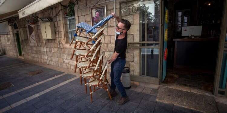 חוזרים לעבודה. צילום: EPA מלשינון חדש? מעסיקים ידווחו על עובדים שרוצים להישאר בחל"ת