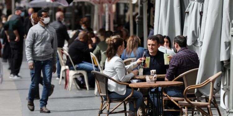 חוזרים לשגרה? צילום: EPA "בכל המדינה יש בכל רגע נתון פחות מ-200 נדבקים לא ידועים"