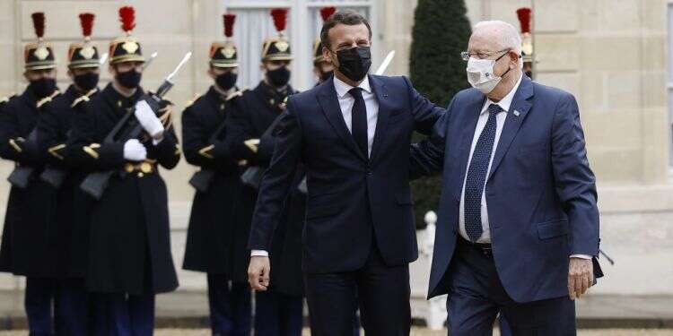 הנשיא ריבלין עם עמיתו הרפתי מקרון, אתמול בארמון האליזה. צילום: EPA הדיבורים על איראן והאג נענו במחמאות על מבצע החיסונים