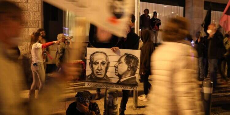 ההפגנה האחרונה לפני הבחירות. צילום: EPA השמאל עשה את שלו: האם ההפגנה בבלפור תעזור לימין?