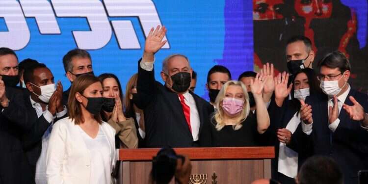 נתניהו וחברי מפלגתו חוגגים במטה הליכוד. צילום: EPA בחירות 2021, תם ולא נשלם