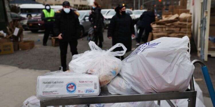 אורזים חבילות מזון לפסח בניו יורק. צילום: גטי אימג'ס פסח שני בצל המגפה: יהודי העולם חוגגים לבד