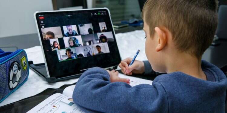 לא רוצים להתחסן? שילדיכם ישבו בבית. אילוסטרציה (למצולמים אין קשר לכתבה). צילום: לירון מולדובן שכחו אותם בבית: אסור להתעלם מהילדים המבודדים