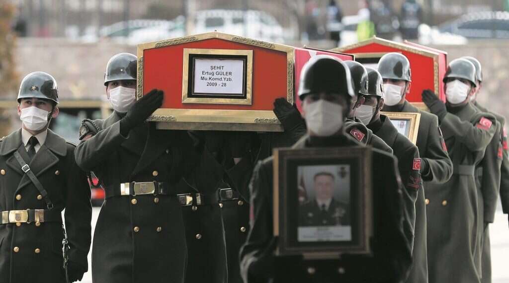 הלווייתם של שלושת החיילים הטורקים שנהרגו במבצע. צילום: AFP