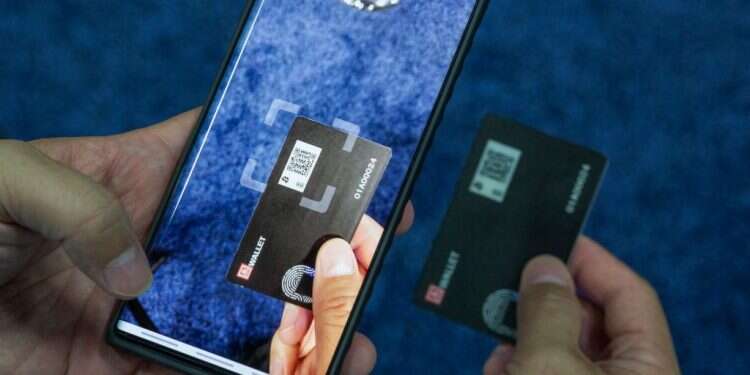 תשלום מהפלאפון. צילום: AFP מלונות ומסעדות יוקרה: עובד קופ"ח ניצל פרטים של מטופלים