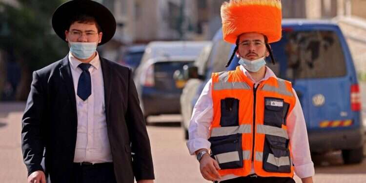 פורים בבני ברק. צילום: AFP הרבנים בקריאה נגד הנפצים: "יש בהם סכנה גדולה והם גורמים לבהלה חמורה בציבור"