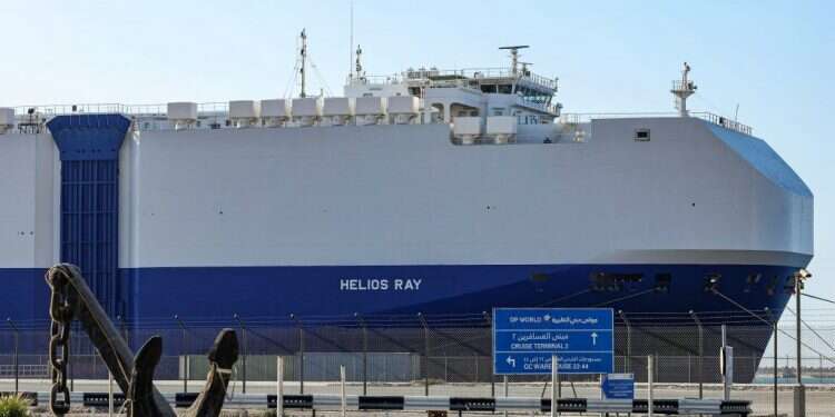 חבלה אנטי־אמריקנית או מאמץ מודע לפגוע בישראל? הליוס ריי עוגנת בנמל ראשיד בדובאי. צילום: AFP