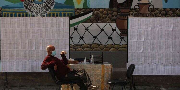 מתכוננים לבחירות בעזה. צילום: AFP בחירות ברצועה: חילופי תפקידים בהנהגת חמאס?