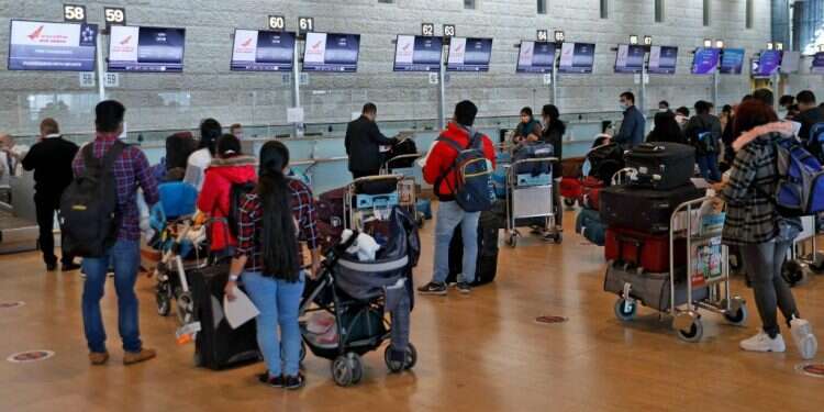 נוסעים בנמל התעופה בן-גוריון. צילום: AFP בלי צניעות, בלי אחריות: בג"ץ פתיחת השמיים יוביל לאסון בריאותי