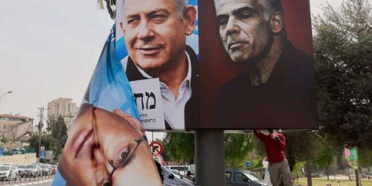 שלטי בחירות בירושלים, מרץ 2021. צילום: AFP מערכת בחירות שטוחה ורדודה: הגיע זמנה של האידיאולוגיה
