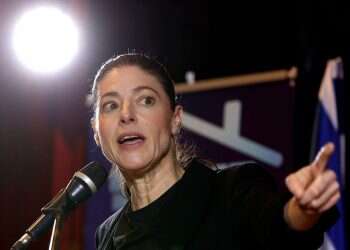 כשעלית לבמה בתלבושת שפחה הפכת אותנו לאויבות | מכתב לקרן פלס