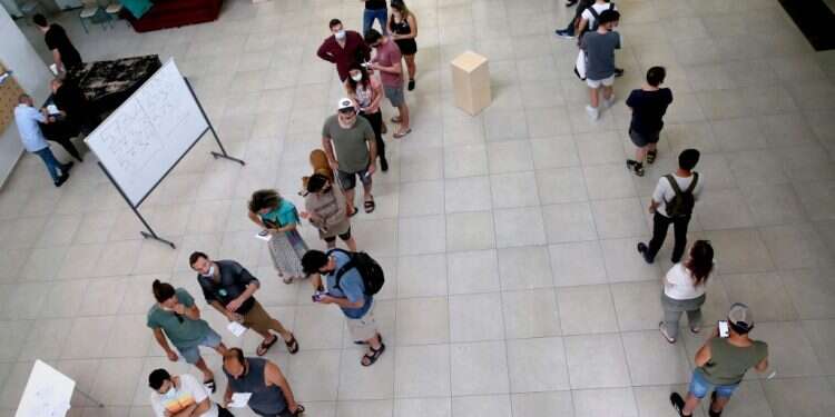 מצביעים בקלפי בתל אביב. צילום: AFP האלגוריתם שחזה את מעבר אחוז החסימה של רע"ם