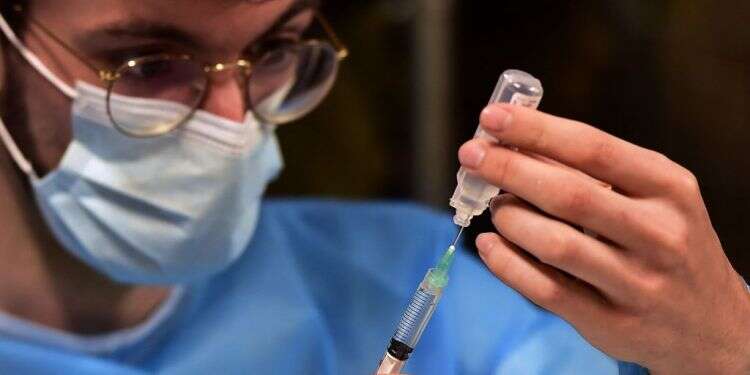 החיסון של פייזר יעיל גם בקרב ילדים בני 12-15. צילום: AFP פייזר מכריזה: החיסונים נגד קורונה יעילים גם לנוער