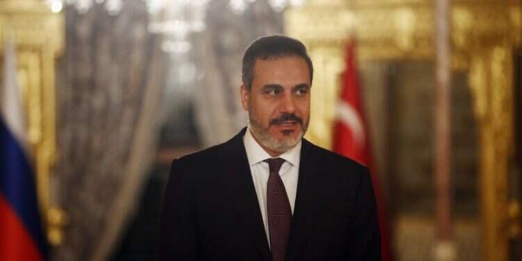 שר החוץ הטורקי הקאן פידאן. צילום: AP האם מסתמנת מלחמה חדשה שתאיים על יציבותה של בגדד?