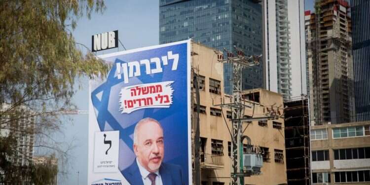 שלט בחירות של ישראל ביתנו בתל־אביב, השבוע. צילום: מרים אלסטר, פלאש 90