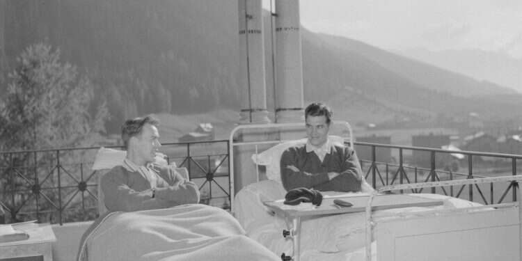 חולים בסנטוריום בדאבוס, 1947. צילום: גטי אימג'ס