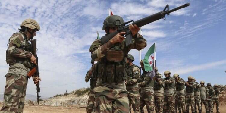 מלחמת האזרחים הפכה למלחמה עדתית. חיילי הצבא הסורי החופשי, חאלב. צילום: גטי אימג'ס הקללה הסורית: ההישרדות של אסד עלתה בחורבן המדינה