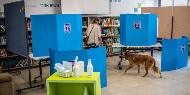 השאלה כן ביבי או לא ביבי, כבר לא רלוונטית. מצביעה בקלפי תל־אביבית. צילום: גטי אימג'ס