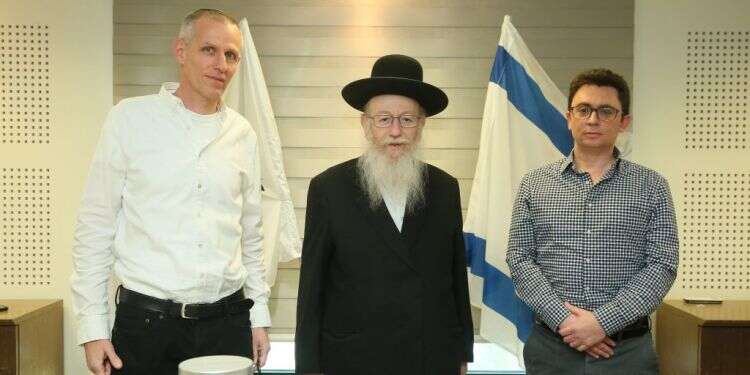 מימין לשמאל: יאיר פינס, מנכ עם הפנים לאזרח: האם רשות מקרקעי ישראל מתייעלת?