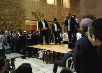 דיבייט בין בחורי ישיבה דתיים-לאומיים וחרדים שנערך במלונית הקורונה גרנד קורט ביוזמת בוגרי תנועת אריאל, טבת תשפ