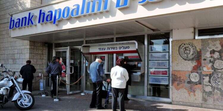 בנק בישראל. למצולמים אין קשר לכתבה. צילום: שאטרסטוק "הכלכלה במיקום טוב": החברה הבינלאומית פיץ' אישרה את דירוג האשראי הגבוה של ישראל