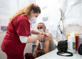 פועל מתחסן. צילום: שריה דיאמנט חיסון הפועלים הפלסטינים: אינטרס בריאותי וכלכלי משותף