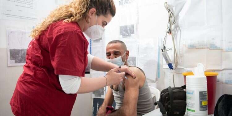 חיסון הפועלים הפלסטינים: אינטרס בריאותי וכלכלי משותף