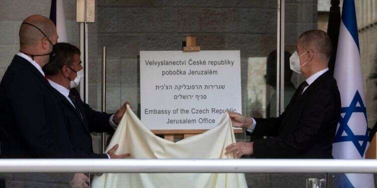 ראש ממשלת צ'כיה אנדריי באביש (מימין) עם השרים גבי אשכנזי ואמיר אוחנה בחנוכת השגרירות בירושלים, אתמול
צילום: אי.פי.איי הר הבית במוקד עימות בין ישראל לירדן