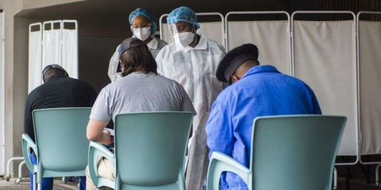 בדיקות קורונה ביוהנסבורג, בחודש שעבר צילום: וואלדו סווייגרס, בלומברג הר הבית במוקד עימות בין ישראל לירדן