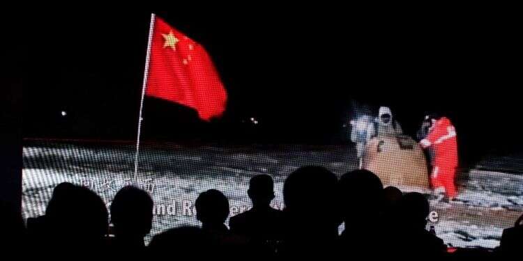 צופים סינים בהדמיה של נחיתה בירח צילום: איי.אף.פי הר הבית במוקד עימות בין ישראל לירדן