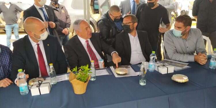 נתניהו בסיור בבנימין נודר להסדיר את ההתיישבות הצעירה אם יבחרו מחל במערכת בחירות 2021. צילום: דוברות בנימין נתניהו נודר: אסדיר את ההתיישבות הצעירה