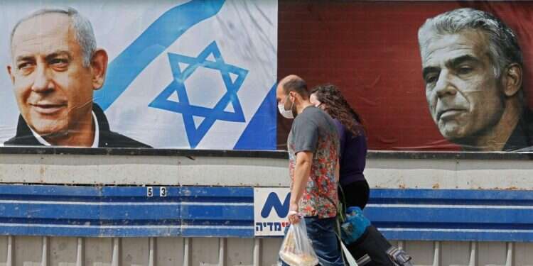 שלטי בחירות. צילום: AFP בבחירות, כל דבר שונה הוא טוב