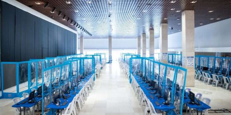 מכאן תנוהל ספירת הקולות המורכבת. מטה ועדת הבחירות המרכזית בכנסת, אתמול. צילום: עודד קרני, לע מערכת בחירות מנומנמת על סף סיום