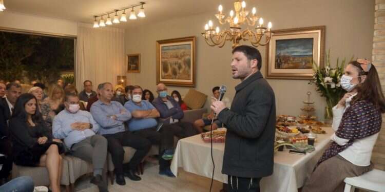 סמוטריץ', וולדיגר והכיבוד בחוג בית בגבעת שמואל, שלשום. צילום: גדעון מרקוביץ סמוטריץ' מסתער על גבעת־שמואל: "אנחנו מדורת השבט"