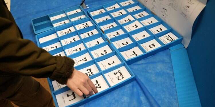 הצבעה בבחירות. צילום: AFP מתקרבים לבחירות, אך מי יודע כמה ימים עד התוצאות