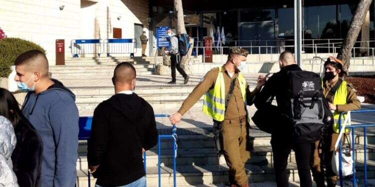 מתגייסים בימי קורונה. צילום: נאוה סייג מצביעים בבקו"ם: מחזור גיוס חדש יוצא לדרך