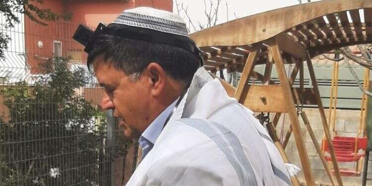 השר מיכאל ביטון מניח תפילות בבוקר הבחירות. צילום: אלישיב רייכנר השר ביטון: "אסור להשאיר את נתניהו לבד עם שלטון יחיד"