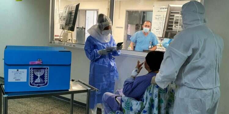 מצביעים במחלקת הקורונה בבית החולים בנהריה. צילום: יאיר קראוס