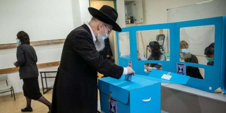 מצביעים חרדים בקלפי בירושלים. צילום: יונתן זינדל, פלאש 90 מה מניע את הבוחר החרדי? אביגדור ליברמן