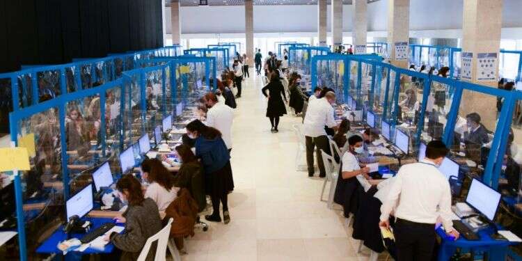 ספירת הקולות. צילום: רפי בן חקון, לע חשש לזיופים בבחירות: השמאל מתגייס למעקב ופיקוח