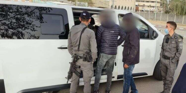 מעצר שוהים בלתי חוקיים, אילוסטרציה. צילום: דוברות המשטרה במציאות המורכבת ביו"ש חדירת שב"חים אינה בהכרח דבר רע