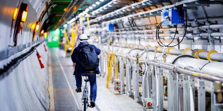 פיזיקאים חושדים: כוח טבע חדש התגלה במאיץ החלקיקים הגדול