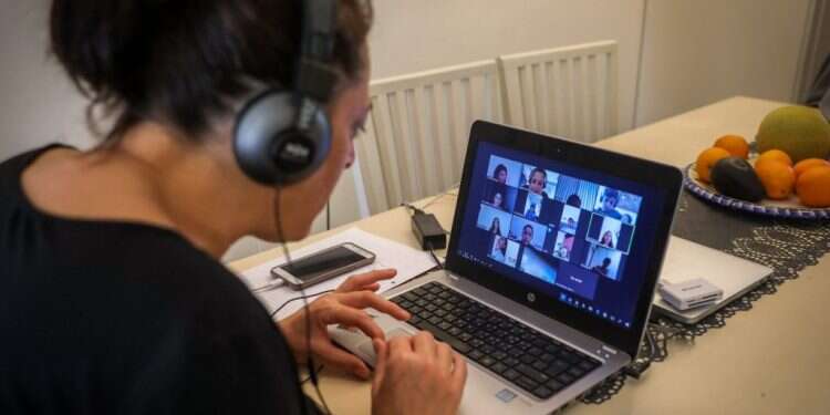 עובדים מהבית. צילום: אורן בן חקון הופכים משבר להזדמנות: אסור להסתכל על העובדים כמשאב